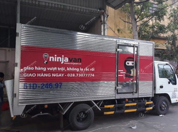 Dịch vụ giao hàng nhanh Ninjavan quảng cáo trên xe ô tô tải Hà Nội và TP HCM