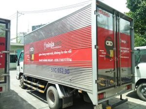 Dịch vụ giao hàng nhanh Ninjavan quảng cáo trên xe ô tô tải Hà Nội và TP HCM