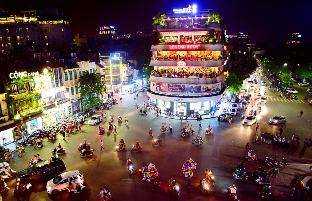 Quảng cáo trên xe ô tô điện tại trung tâm thành phố Hà Nội