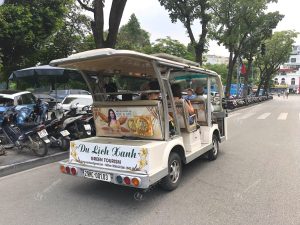 Quảng cáo trên xe ô tô điện tại trung tâm thành phố Hà Nội