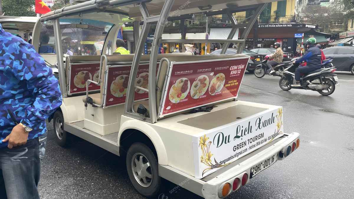 Quảng cáo xe ô tô điện phù hợp với nhiều ngành hàng nhờ khả năng tiếp cận linh hoạt tại khu vực đông người