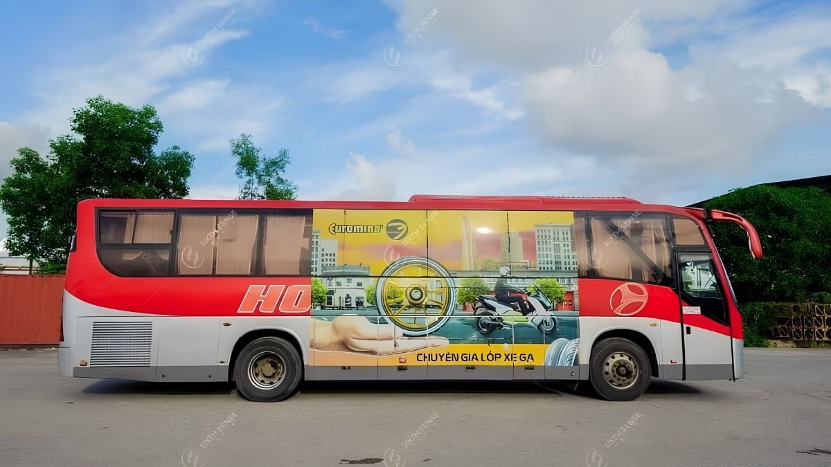 Quảng cáo trên xe khách tận dụng thân xe, kính xe và không gian bên trong để đưa thương hiệu đến gần khách hàng