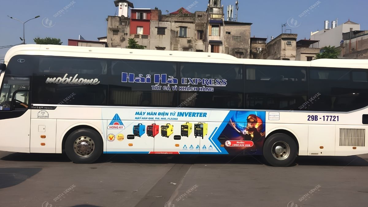 Quảng cáo thân xe khách tận dụng diện tích lớn để tăng khả năng hiển thị và nhận diện thương hiệu.