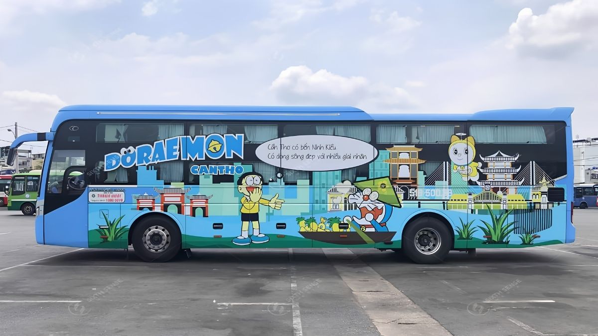 Quảng cáo tràn kính xe khách mở rộng diện tích hiển thị, tạo hình ảnh nổi bật khi phương tiện lưu thông.