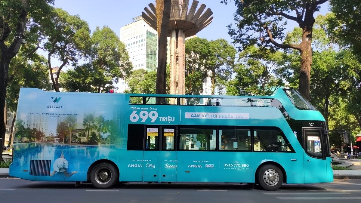 Quảng cáo xe khách kết hợp roadshow tạo hiệu ứng đồng bộ và tăng độ phủ thương hiệu trong thời gian ngắn.
