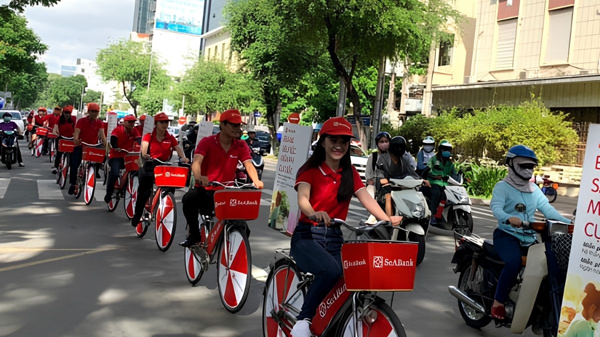 Roadshow Ngân Hàng Là Gì? Hình Thức, Báo Giá Và Quy Trình Tổ Chức 10 Hình ảnh ngân hàng nổi bật nhờ nhận diện đồng bộ trên đoàn xe và ấn phẩm (Nguồn: SSM)