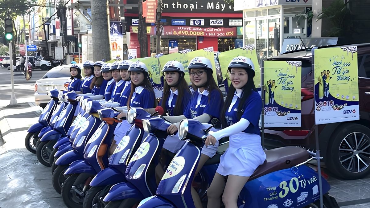 Roadshow Ngân Hàng Là Gì? Hình Thức, Báo Giá Và Quy Trình Tổ Chức 13 Đoàn xe máy đồng bộ nhận diện giúp ngân hàng quảng bá linh hoạt trên nhiều tuyến đường (Nguồn: SSM)