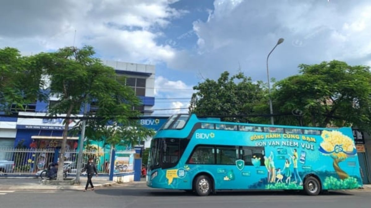 Roadshow Ngân Hàng Là Gì? Hình Thức, Báo Giá Và Quy Trình Tổ Chức 16 Xe bus giúp ngân hàng tăng độ phủ thương hiệu trên các tuyến đường đông người (Nguồn: SSM)