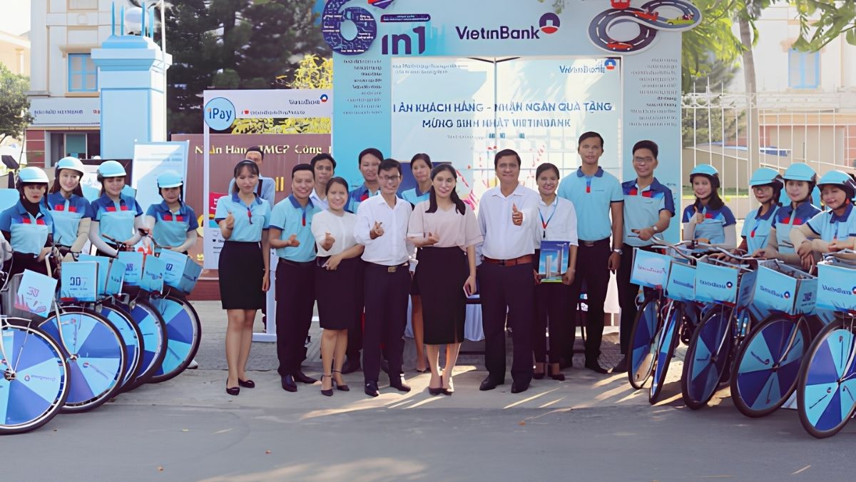 Roadshow Ngân Hàng Là Gì? Hình Thức, Báo Giá Và Quy Trình Tổ Chức 2 Roadshow ngân hàng quảng bá lưu động tại nhiều địa điểm để tiếp cận khách hàng (Nguồn: SSM)