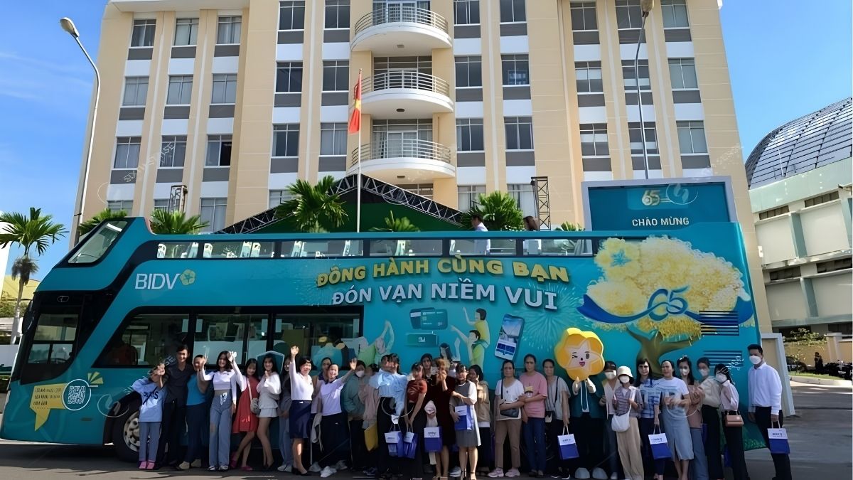 Roadshow Ngân Hàng Là Gì? Hình Thức, Báo Giá Và Quy Trình Tổ Chức 20 BIDV triển khai roadshow ô tô kết hợp activation nhân dịp 65 năm thành lập (Nguồn: SSM)