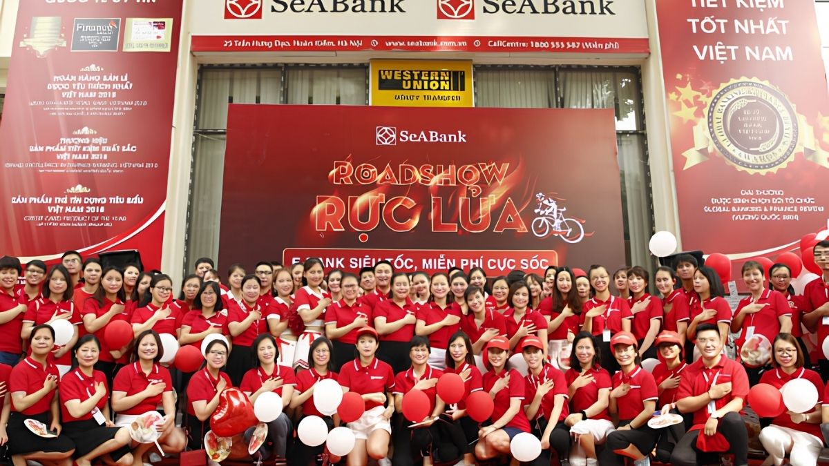 Roadshow Ngân Hàng Là Gì? Hình Thức, Báo Giá Và Quy Trình Tổ Chức 5 Roadshow ngân hàng truyền tải sản phẩm và ưu đãi trực tiếp đến khách hàng mục tiêu (Nguồn: SSM)