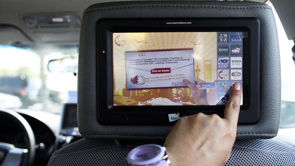 quảng cáo LCD trên taxi