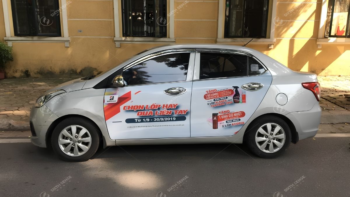 Dịch Vụ Quảng Cáo Trên Xe Ô Tô Cá Nhân, Xe Hơi, Grabcar, Becar 3 Dán decal thân xe giúp thương hiệu nổi bật và tăng độ phủ khi phương tiện lưu thông.