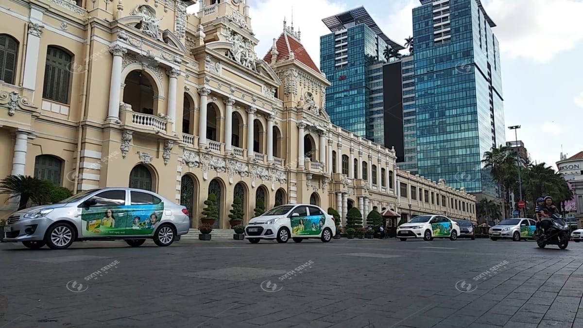 Dịch Vụ Quảng Cáo Trên Xe Ô Tô Cá Nhân, Xe Hơi, Grabcar, Becar 5 Roadshow kết hợp decal giúp đoàn xe tạo hiệu ứng nổi bật và tăng độ nhận diện thương hiệu.