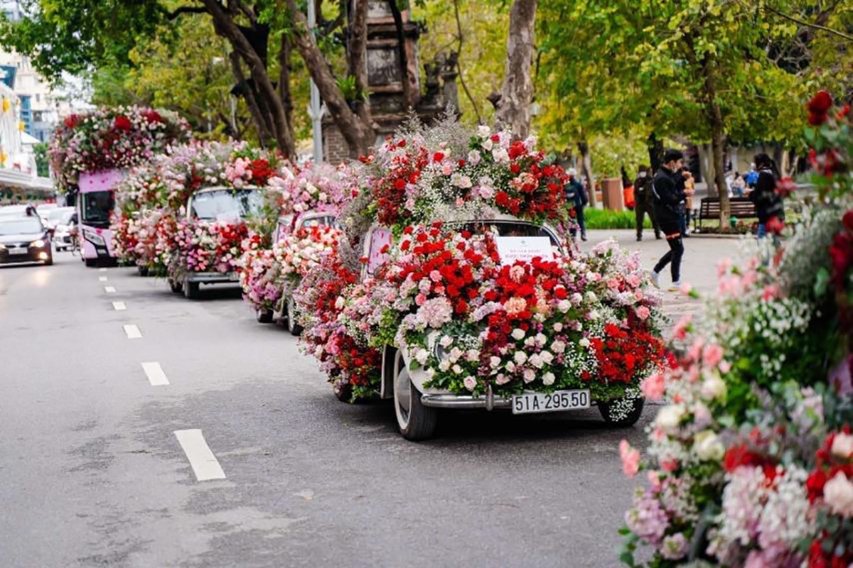 Roadshow ấn tượng mang theo 99.999 bông hoa của Ecopark
