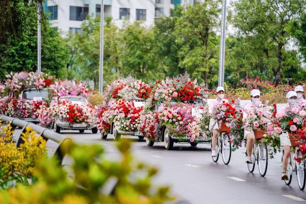 Roadshow ấn tượng mang theo 99.999 bông hoa của Ecopark