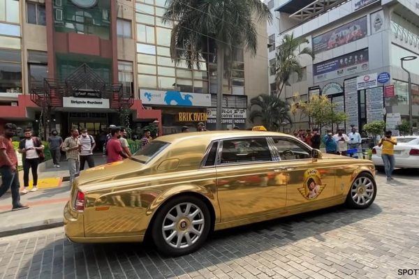 Độc lạ Ấn Độ dùng Roll Royce bọc vàng làm taxi