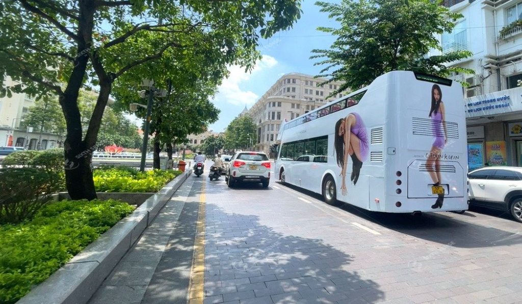 Calvin First Ride Bus Roadshow xe bus 2 tầng về sự kiện ra mắt BST “Jennie for Calvin Klein”