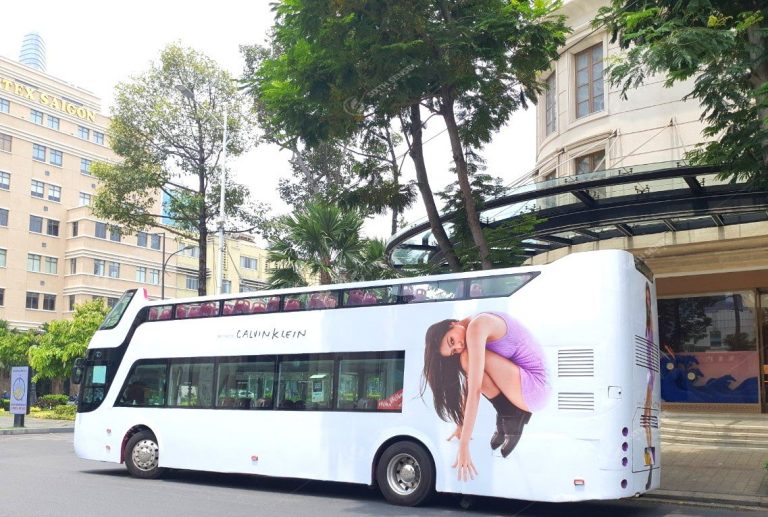 Calvin First Ride Bus Roadshow xe bus 2 tầng về sự kiện ra mắt BST “Jennie for Calvin Klein”