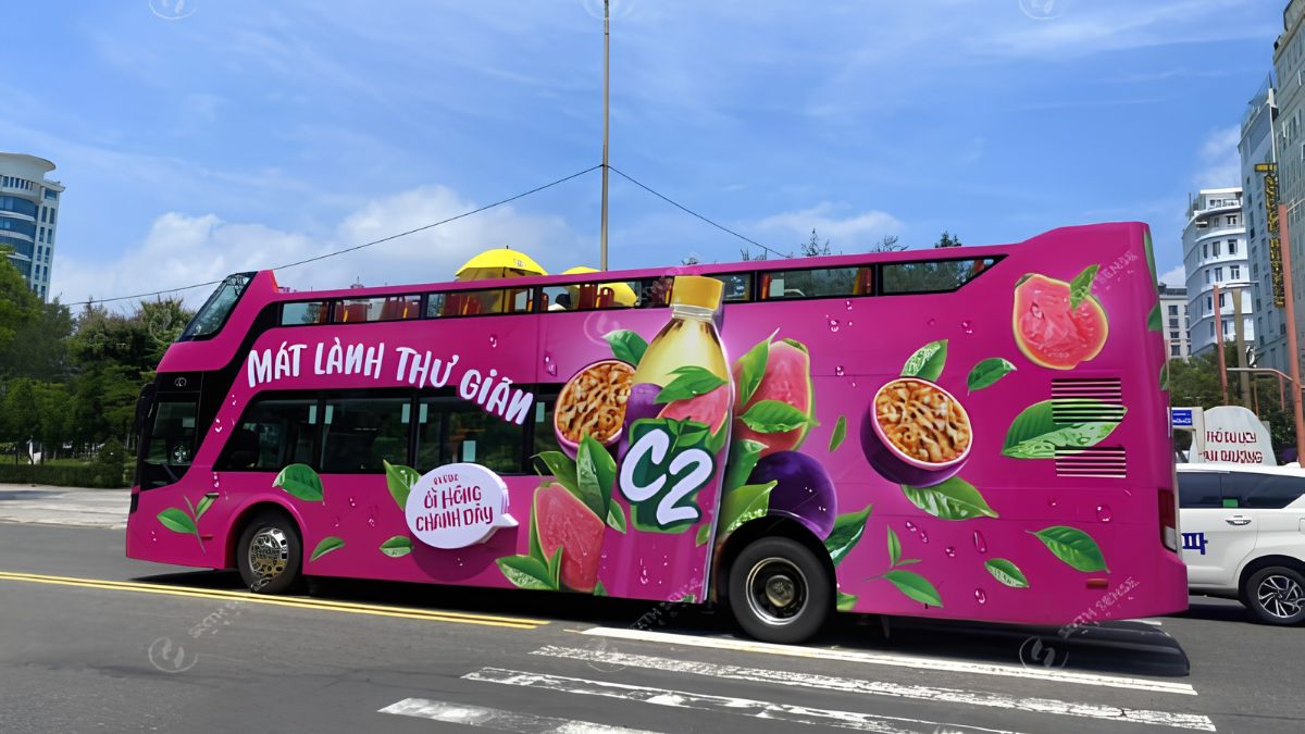 Roadshow Là Gì? Các Hình Thức & Quy Trình Tổ Chức Roadshow 2026 10 Roadshow xe bus 2 tầng giúp thương hiệu tạo điểm nhấn với kích thước lớn và hình ảnh nổi bật trên các tuyến đường trung tâm