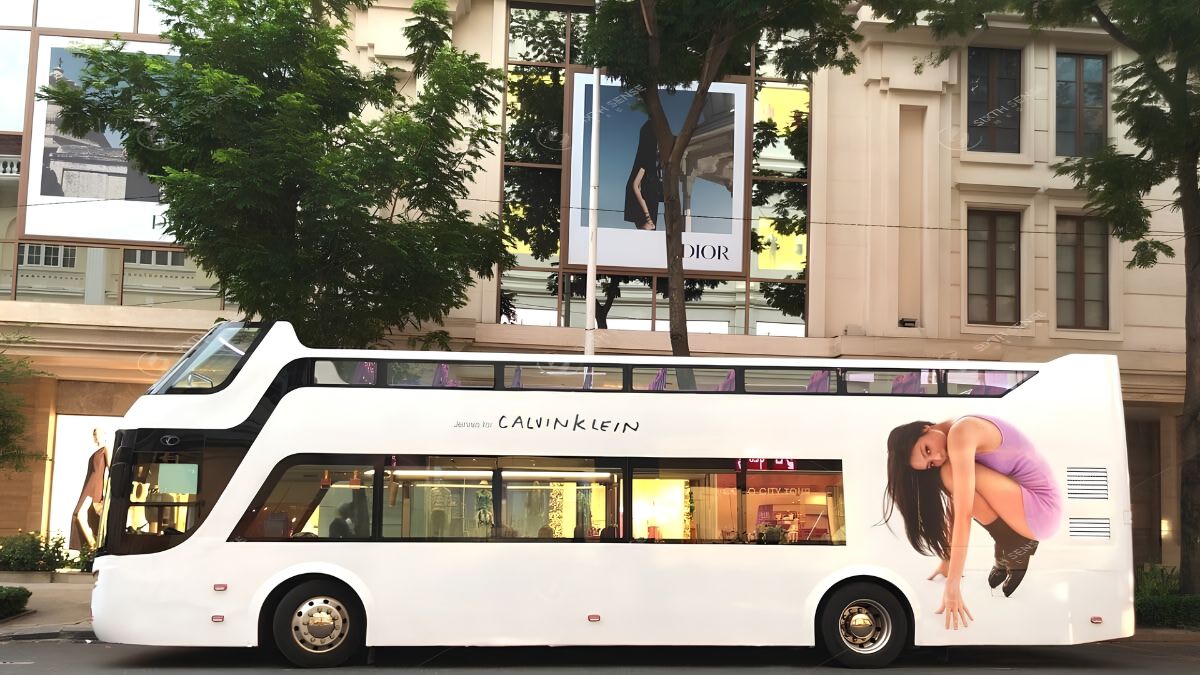 Roadshow Là Gì? Các Hình Thức & Quy Trình Tổ Chức Roadshow 2026 16 Roadshow xe bus 2 tầng giúp Calvin Klein tạo điểm nhấn khi ra mắt BST Jennie tại các tuyến đường trung tâm TP.HCM