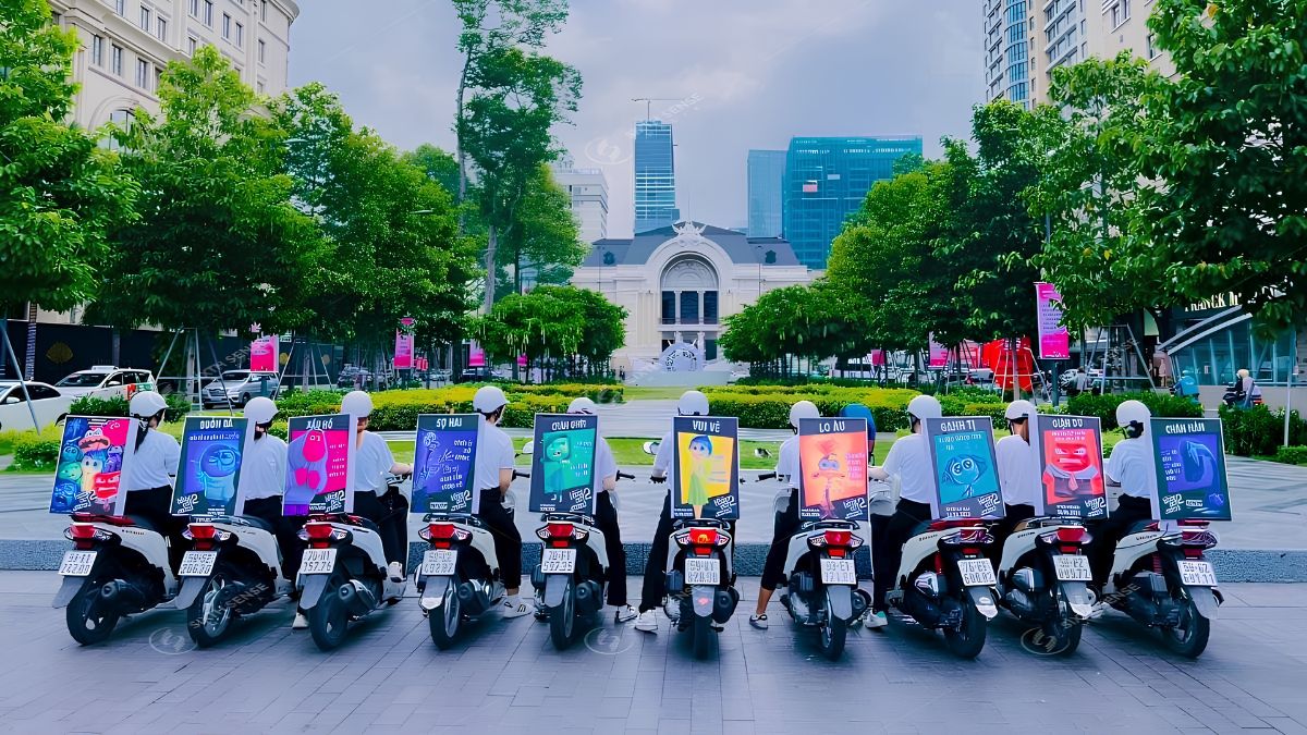 Roadshow Là Gì? Các Hình Thức & Quy Trình Tổ Chức Roadshow 2026 1 Roadshow là hình thức OOH sử dụng đoàn xe hoặc nhân sự di chuyển để quảng bá thương hiệu và tạo tương tác trực tiếp với khách hàng