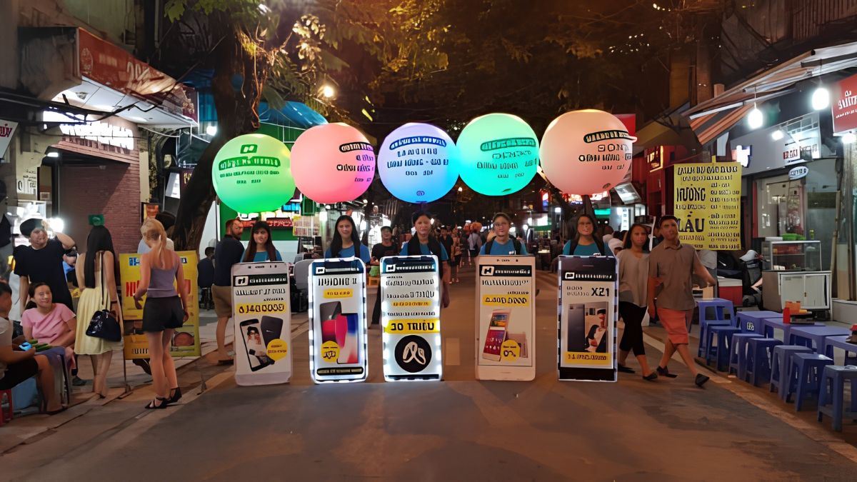 Roadshow Là Gì? Các Hình Thức & Quy Trình Tổ Chức Roadshow 2026 3 Roadshow đi bộ giúp thương hiệu tiếp cận trực tiếp khách hàng thông qua đội ngũ PG, PB tại các khu vực đông người