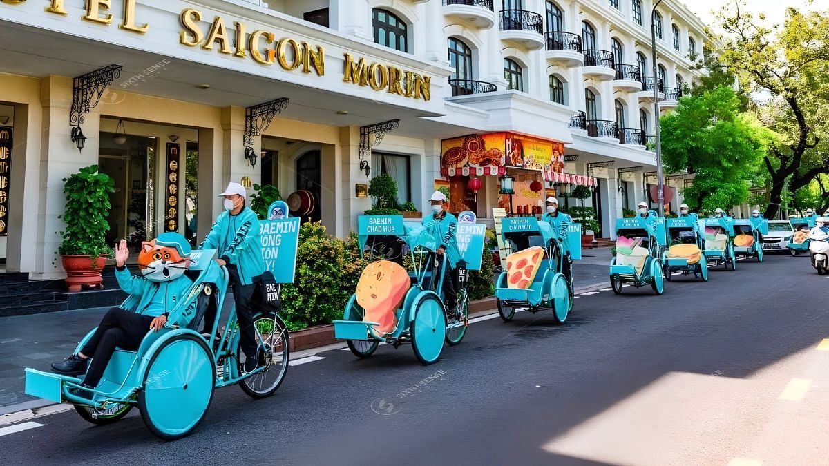 Roadshow Là Gì? Các Hình Thức & Quy Trình Tổ Chức Roadshow 2026 6 Roadshow xích lô tạo điểm nhấn khác biệt, giúp thương hiệu tiếp cận khách hàng tại khu du lịch, trung tâm và phố đông người