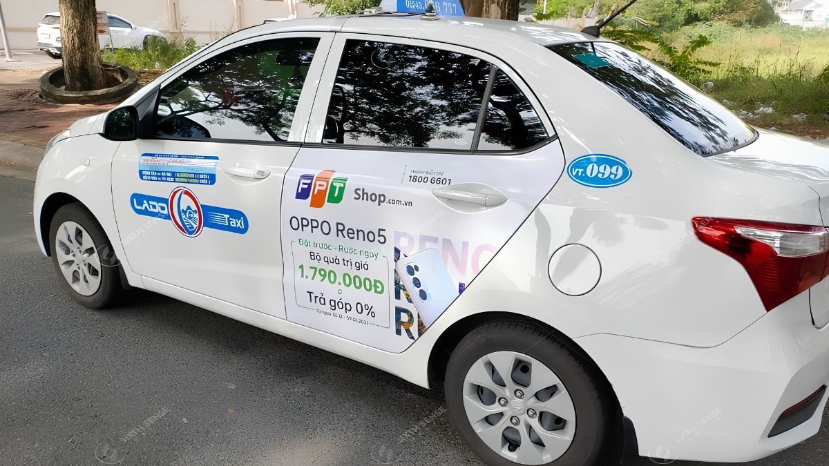 FPT Shop tăng độ phủ hình ảnh thương hiệu qua quảng cáo trên taxi Lado. (Nguồn: Dự án SSM)