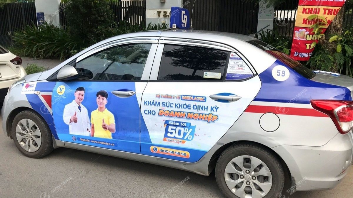 Quảng cáo tràn đuôi xe giúp thương hiệu tạo điểm nhấn trực quan khi taxi di chuyển. (Nguồn: Dự án SSM)